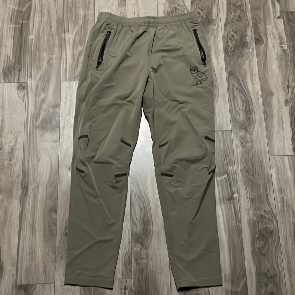 Selling ovo pants never worn and there large